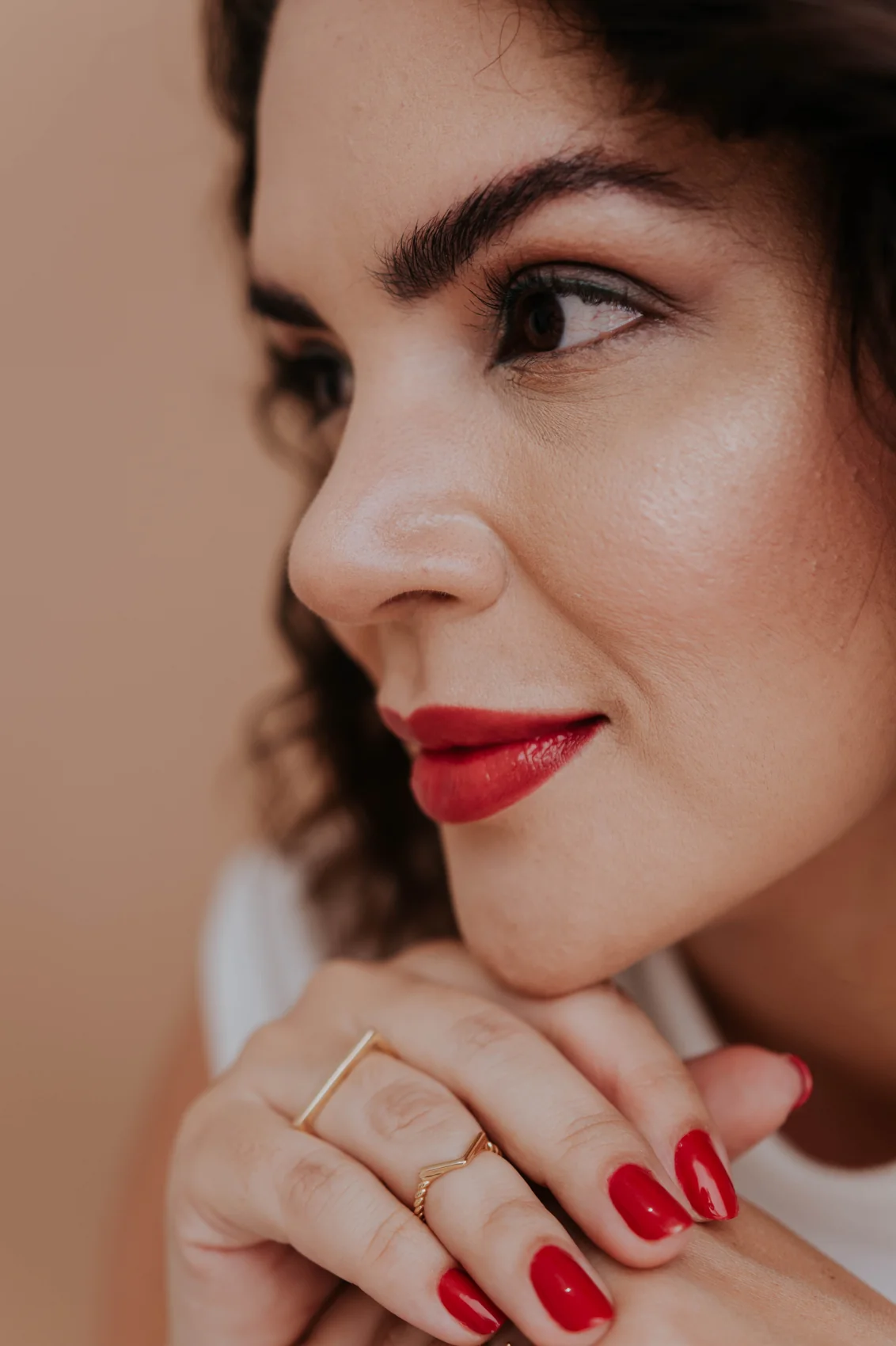 Andréa Angel, retrato com olhar artístico e detalhes em vermelho