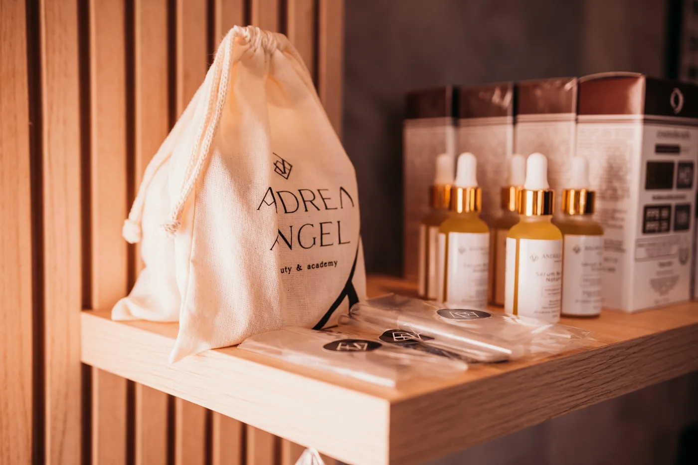 Detalhes do ateliê de Andréa Angel, com café e materiais de atendimento